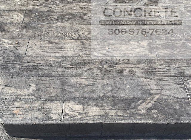 A black and white photo of a concrete block with a wood grain pattern.