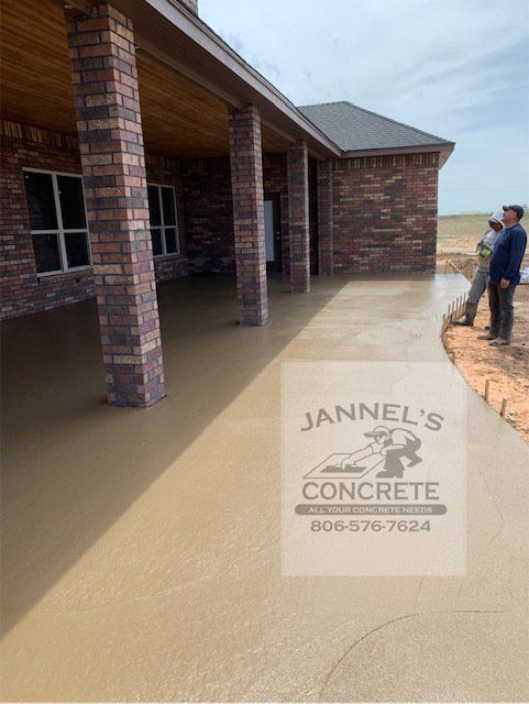A jannel 's concrete logo is on the side of a building