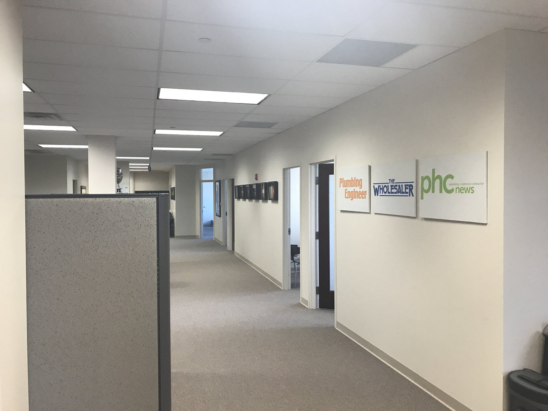 A hallway with a sign that says phc on it