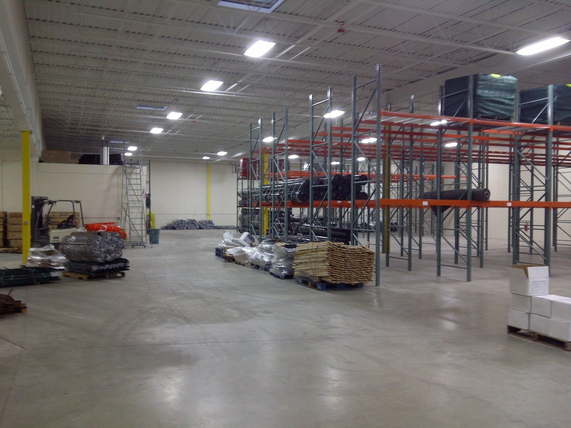 A large warehouse with lots of shelves and boxes
