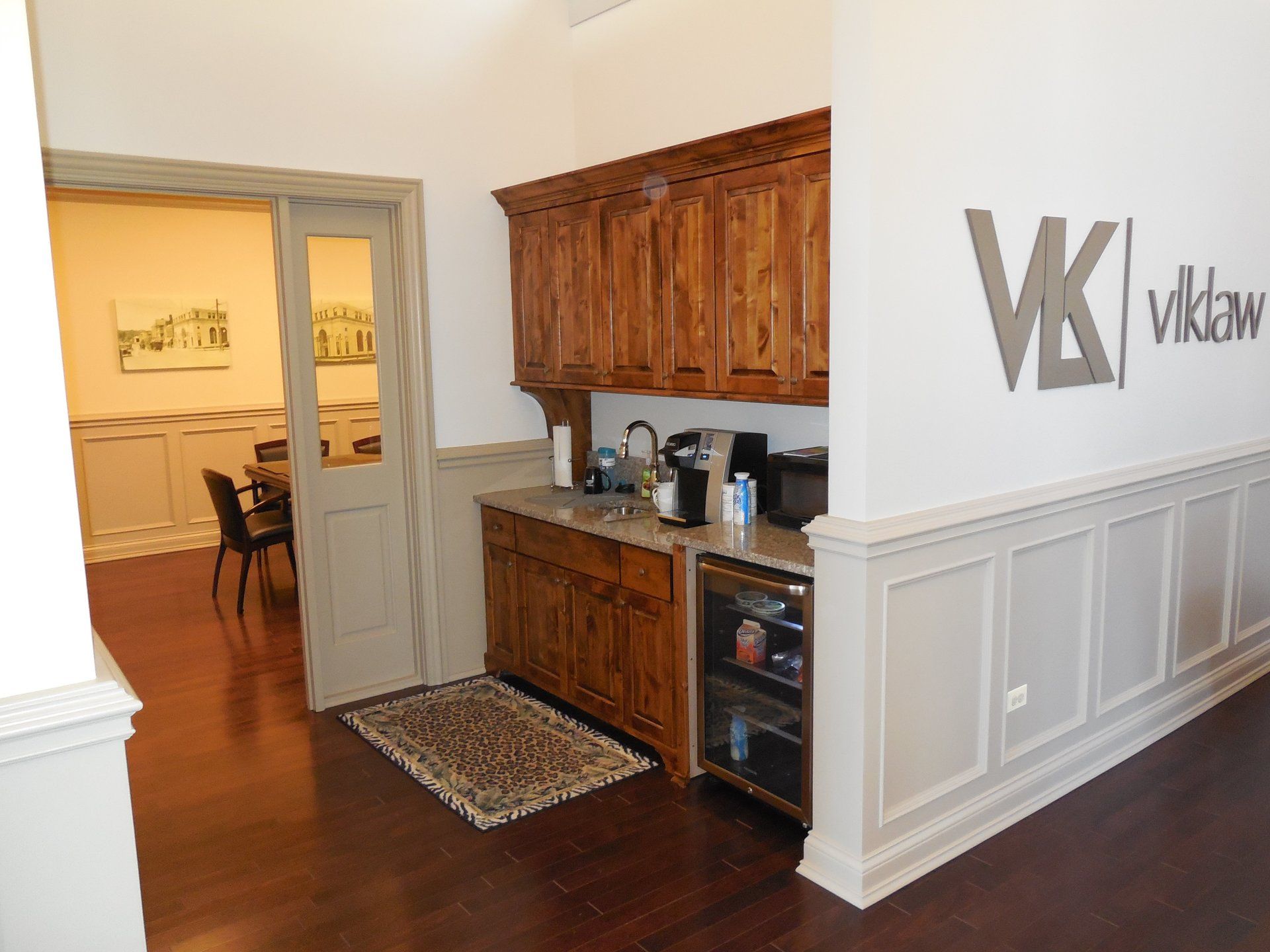 A kitchen with a sign on the wall that says vk