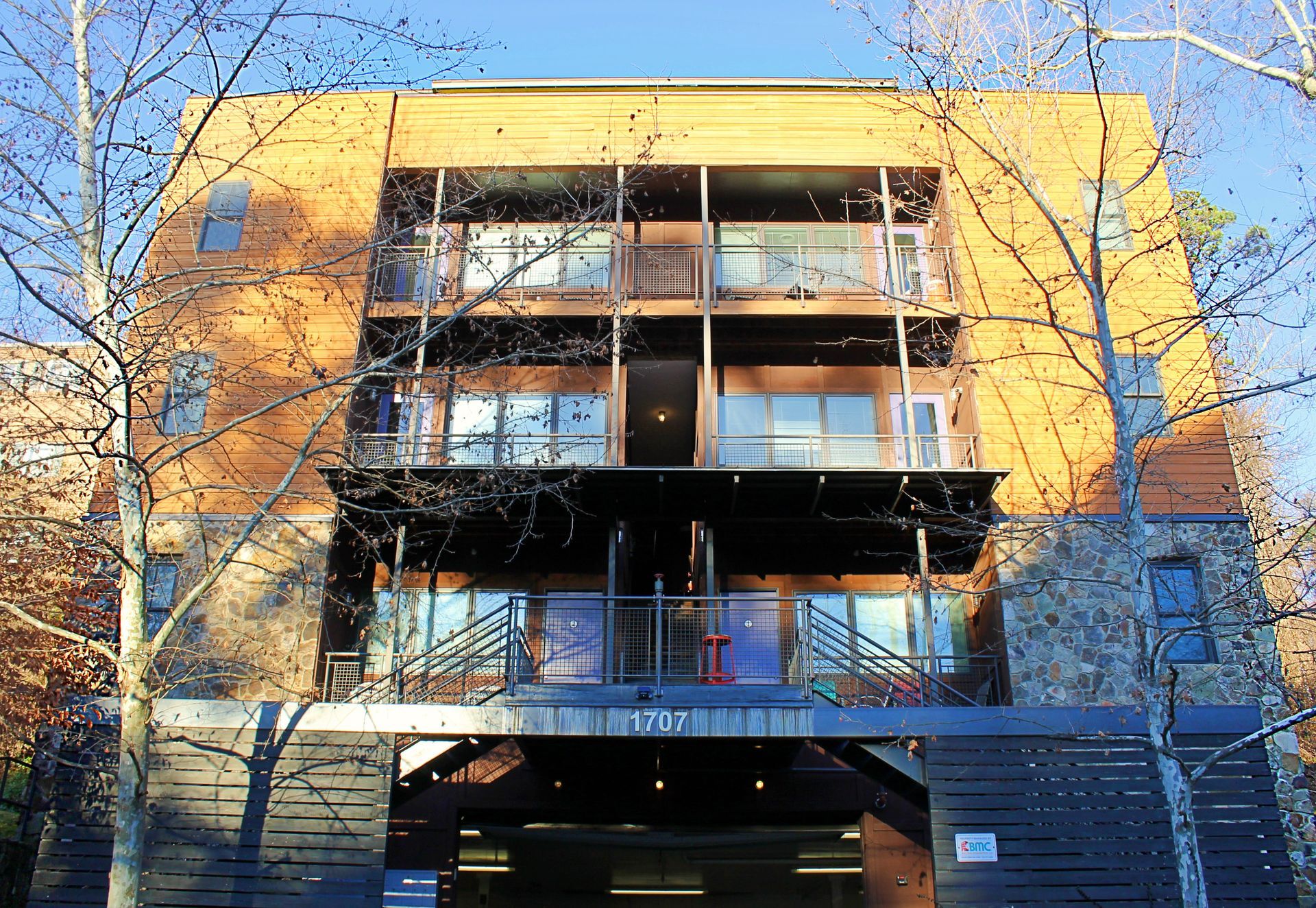 a building with the number 1707 on it