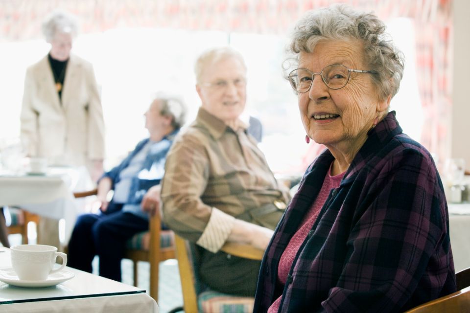 anziani sorridenti nella casa di riposo
