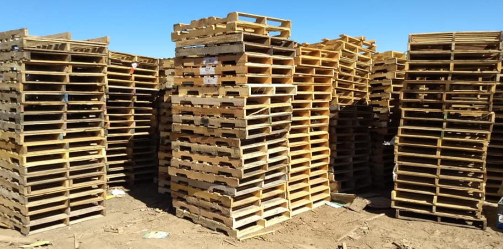 Stacked wooden pallets ready for recycling and resale—learn how to turn pallets into profit with The Simplest Biz Training