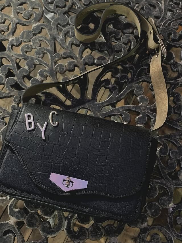Bolso de mano negro con letras 