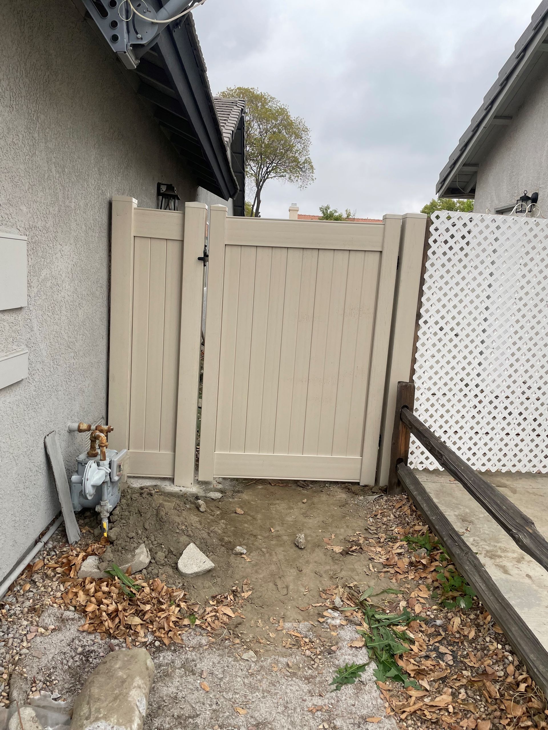 Mini White Gate — Nuevo, CA — Golden West Fence