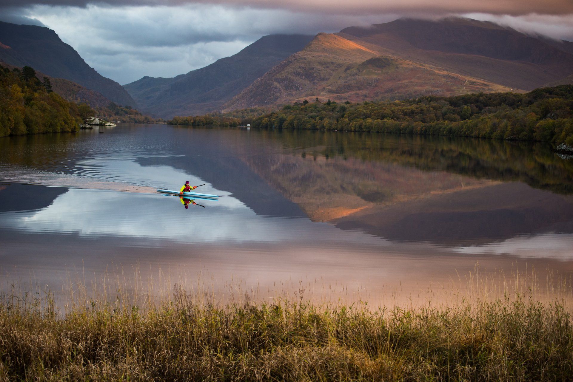 Photo of kayaker on Llyn Padarn with the Snowdon massif behind