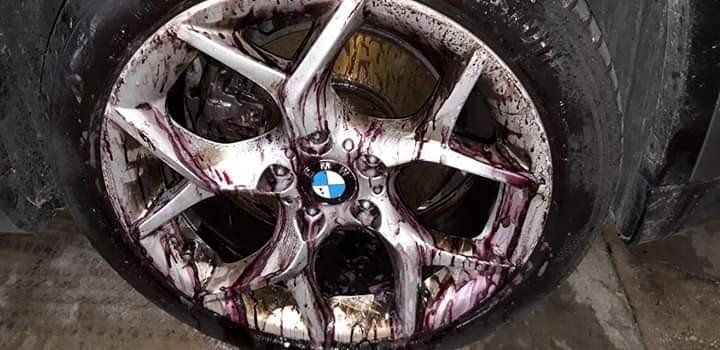 Cerchione BMW sporco 2