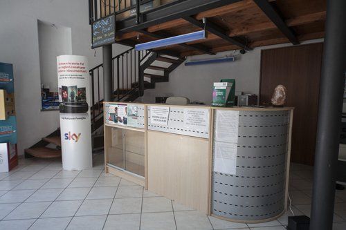 bancone del negozio specializzato in elettronica