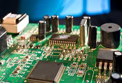 Una vista dal ponte in teak di uno yacht di lusso che si affaccia su un porto pieno di barche e su una città costiera in cima a una collina.