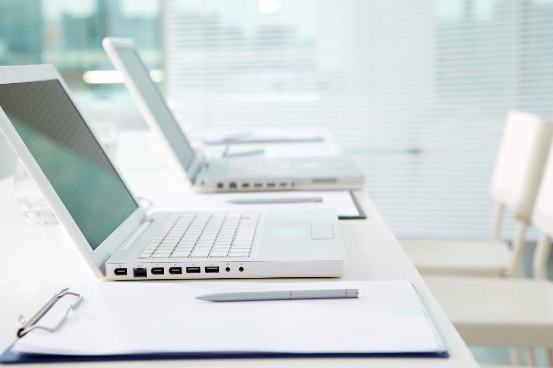 Una piscina interna curva con pareti decorate con motivi marmorei e un inserto nel soffitto, caratterizzata da un'ampia finestra che si affaccia su un prato.