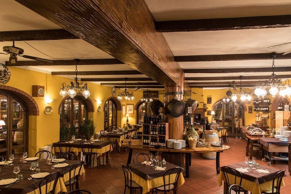 trattoria con arredi tradizionali e pavimento in cotto