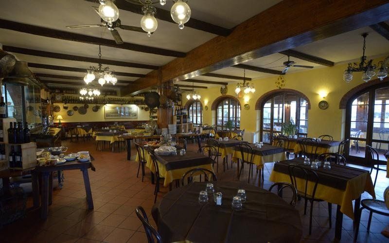 ristorante tipico con finestre ad arco e soffitto a travi