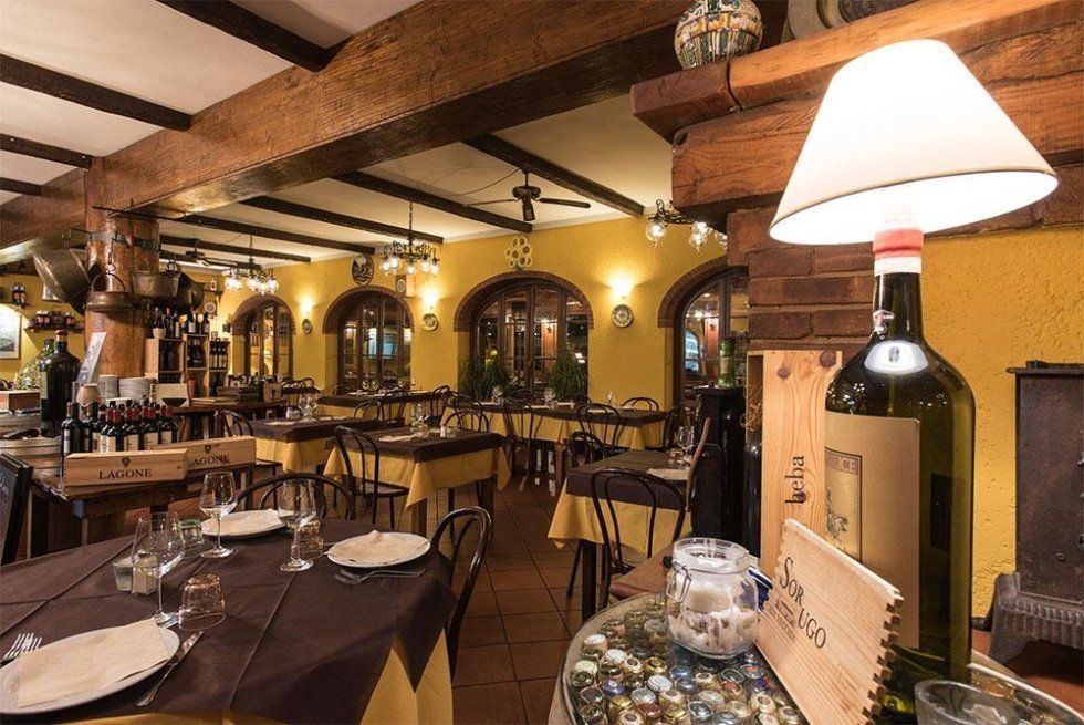 interni di trattoria con soffitto a travi in legno