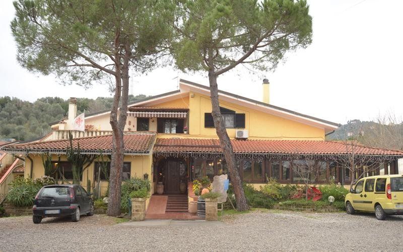 esterni di trattoria immersa nel verde