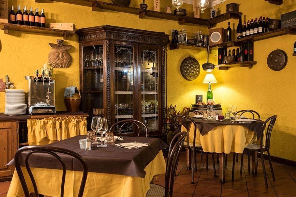 interni di trattoria con credenza in legno scuro