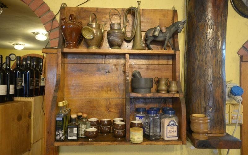 credenza di trattoria con sale, olio e arredi antichi
