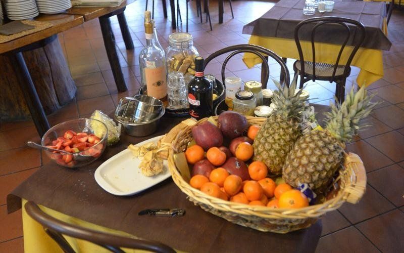 tavolo di ristorante con cesto di frutta