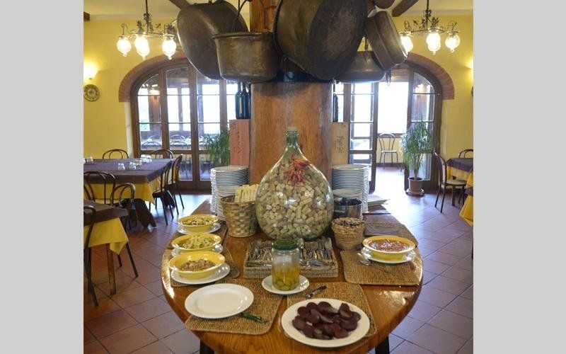 trattoria con tavolo in legno apparecchiato