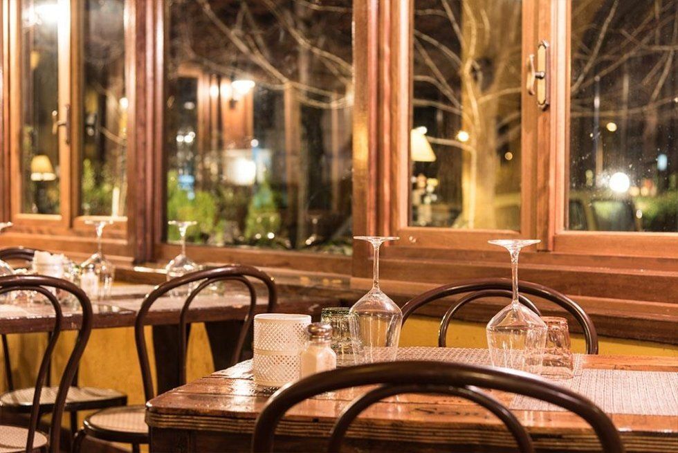 interni di trattoria con ampie finestre