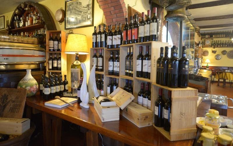 enoteca con prodotti vinicoli locali