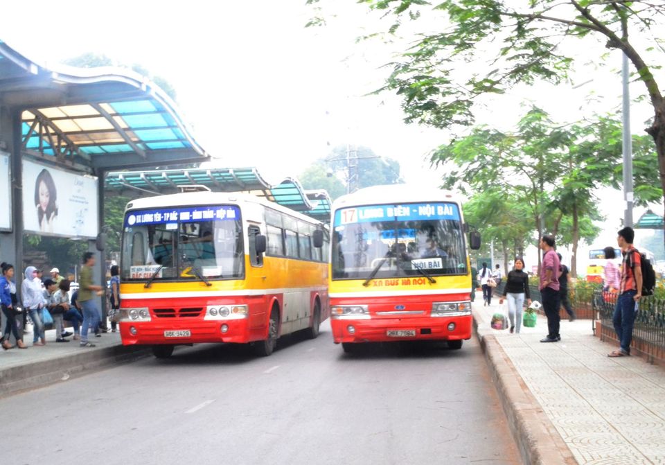 How does the Hanoi tourist cross the road? Very, very carefully