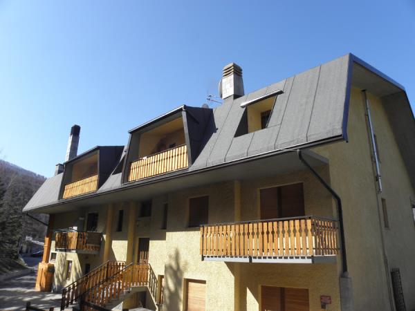 una casa con dei balconi in legno