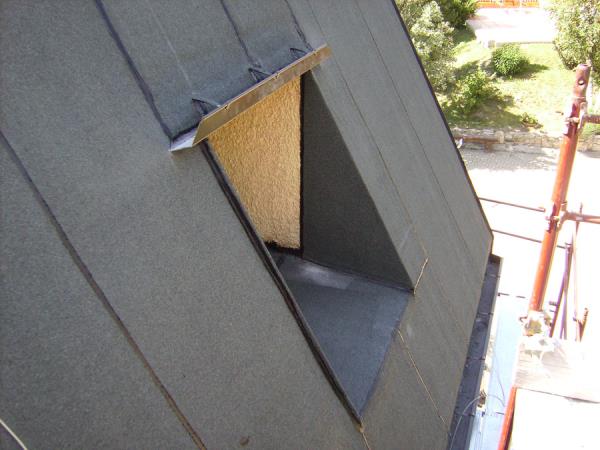 vista di un lucernario in un tetto di una casa