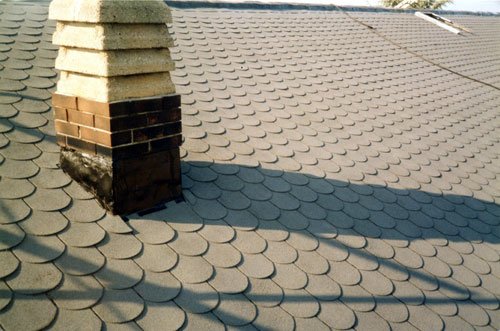 un tetto rivestito e un comignolo