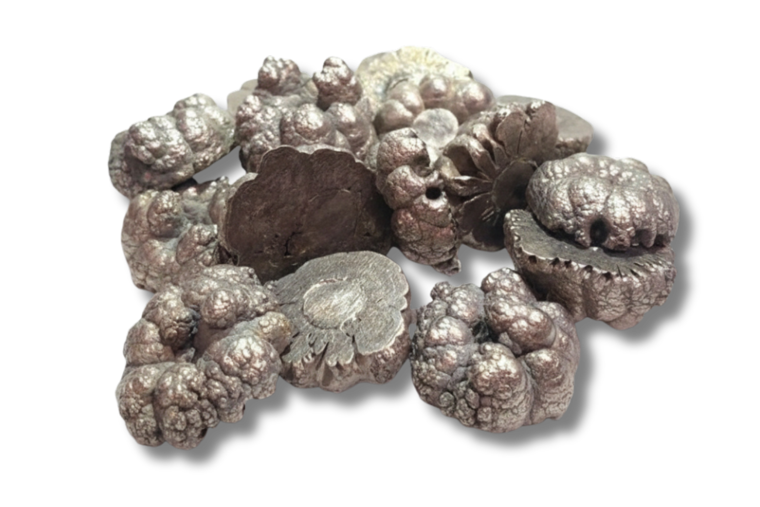 Samengeklonterde, metaalgrijze brokken van een substantie met een gestructureerd, knobbelig oppervlak.