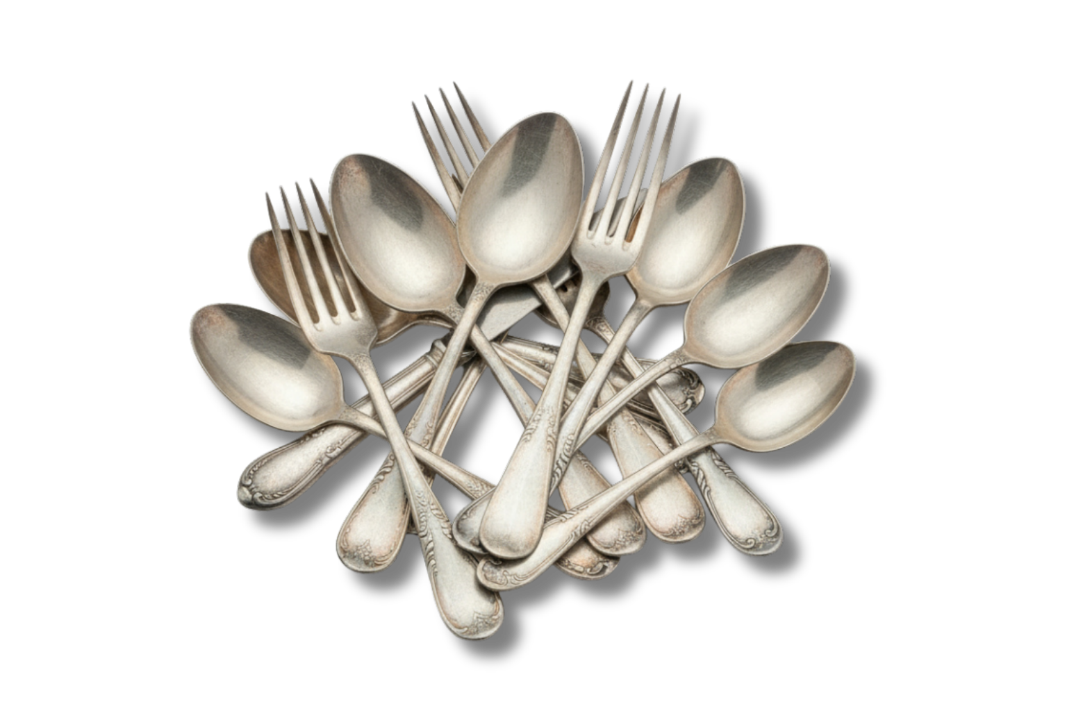 Zilveren lepels en vorken opgestapeld op een witte achtergrond.