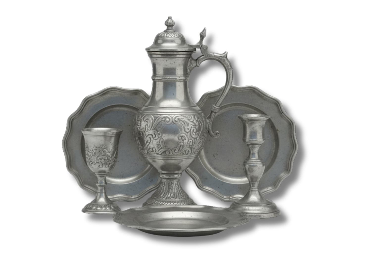 Zilverservies: karaf, borden, kelk, kandelaar en dienblad.