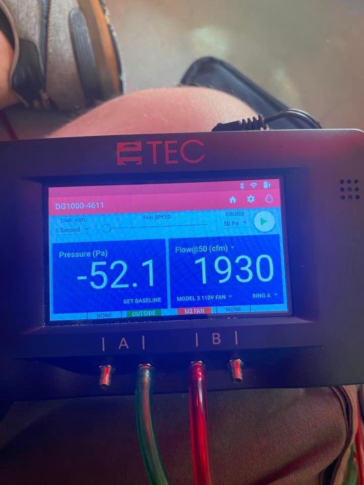 A device that says etec on the top of it