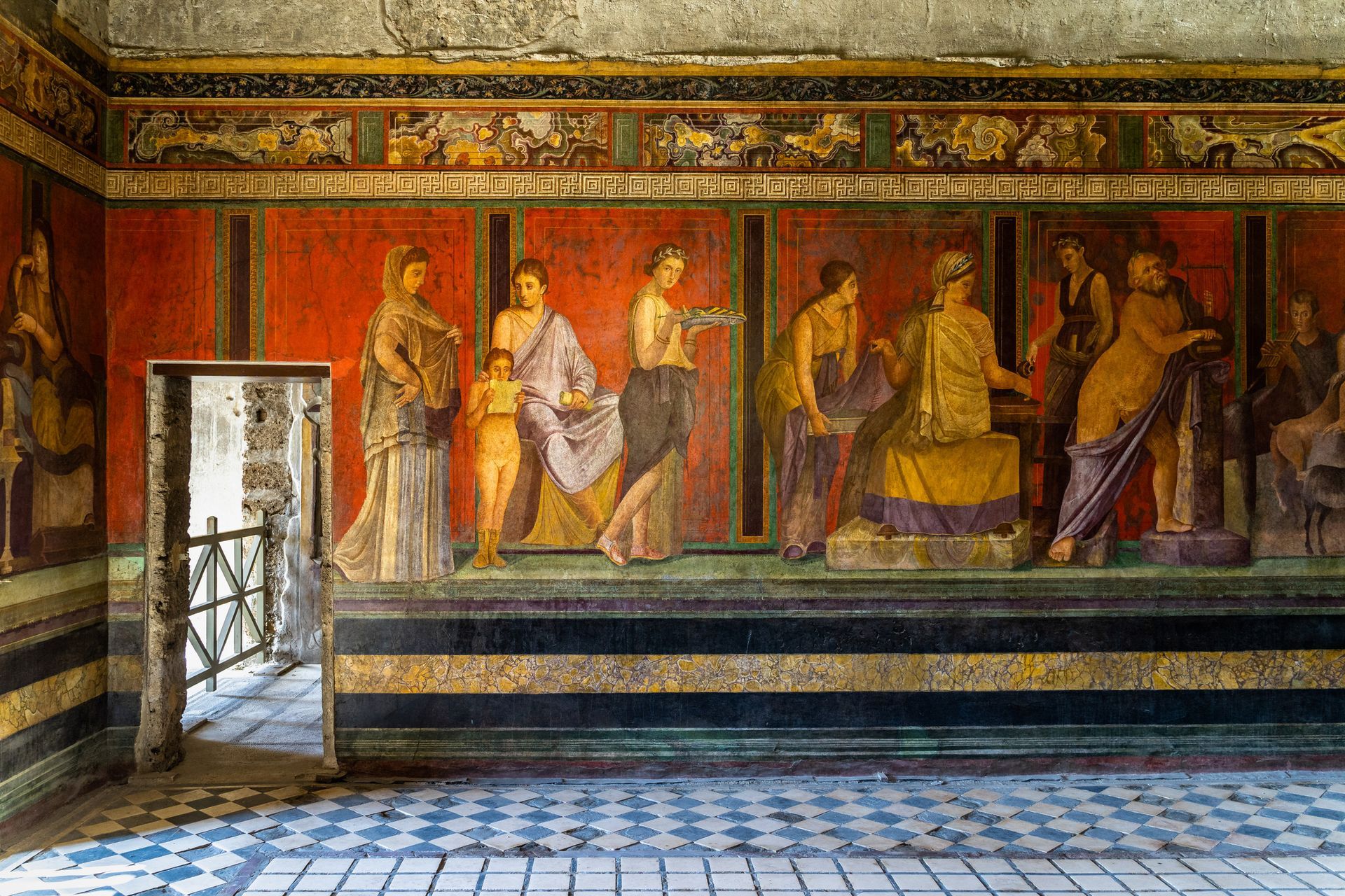 Antico affresco romano con figure in toga e abiti fluenti, dipinte in rosso, oro e viola su una parete.