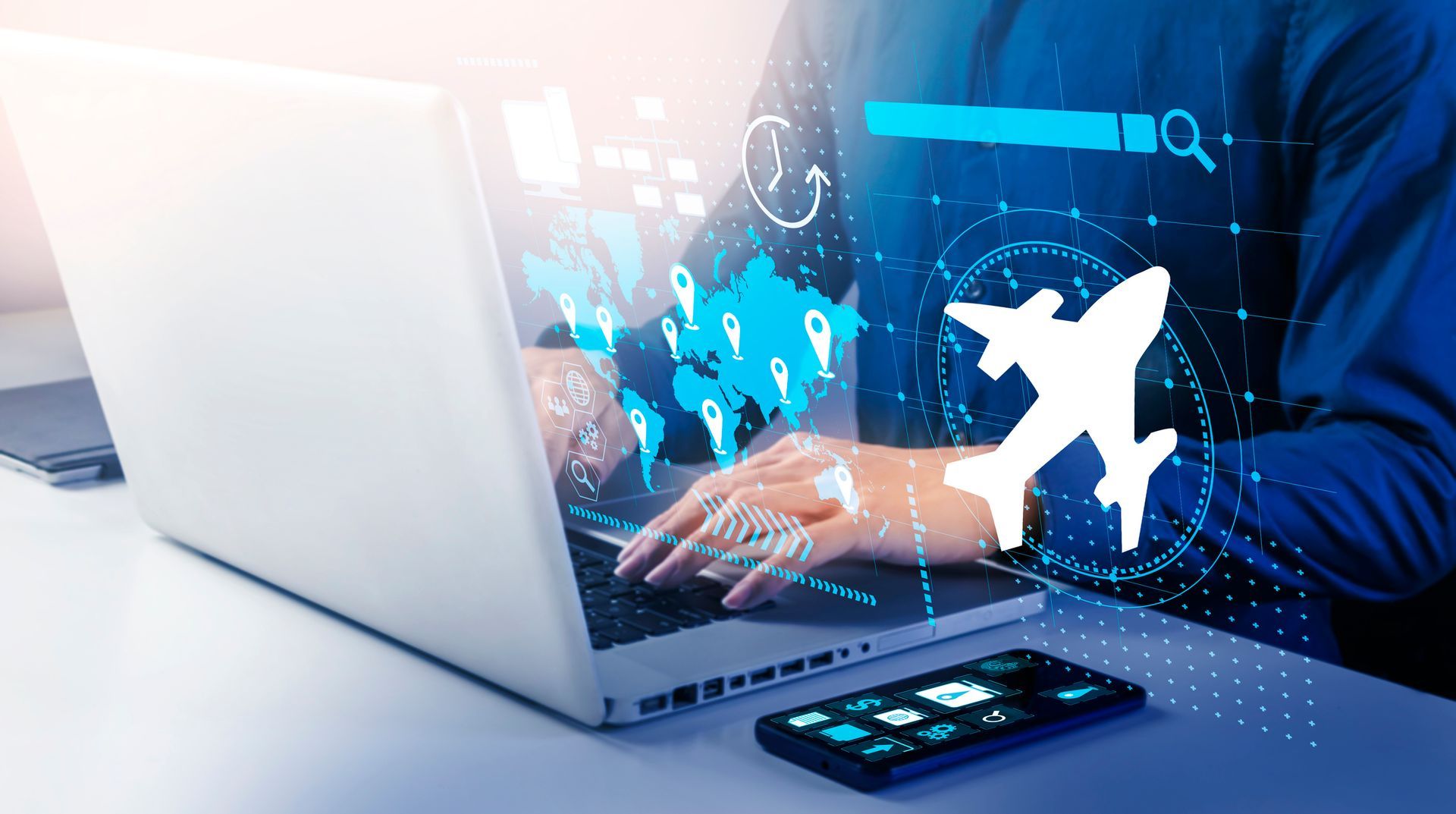 Persona che utilizza un computer portatile, con sovrapposizione di elementi grafici relativi al viaggio, tra cui una mappa e l'icona di un aereo.