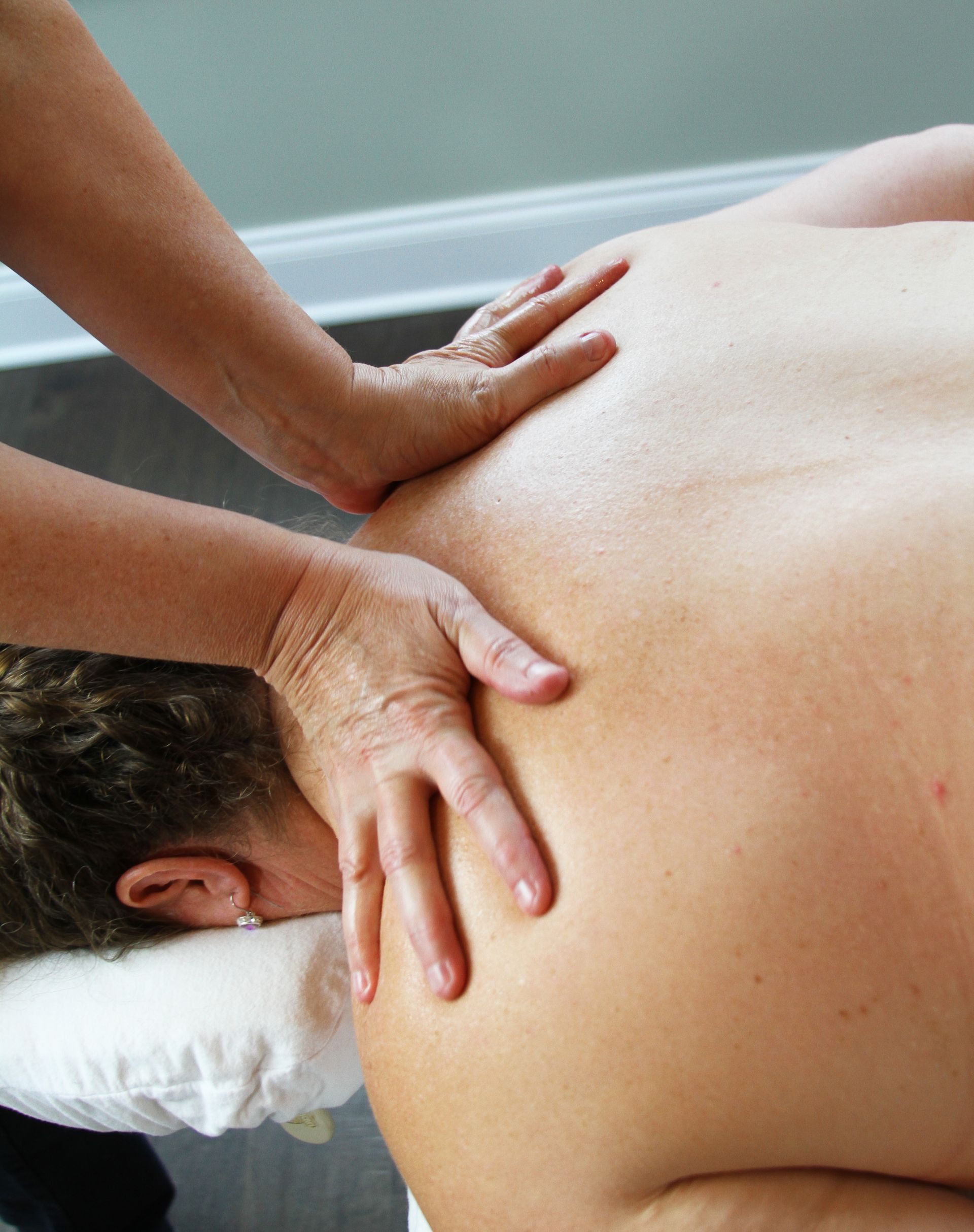 Sandstone Therapeutic Massage / A woman is giving a man a massage on his back