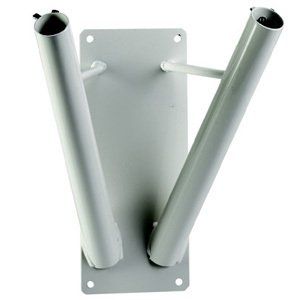 supporto a muro chiaro per due bandiere