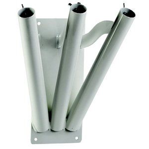 supporto a muro chiaro per tre bandiere