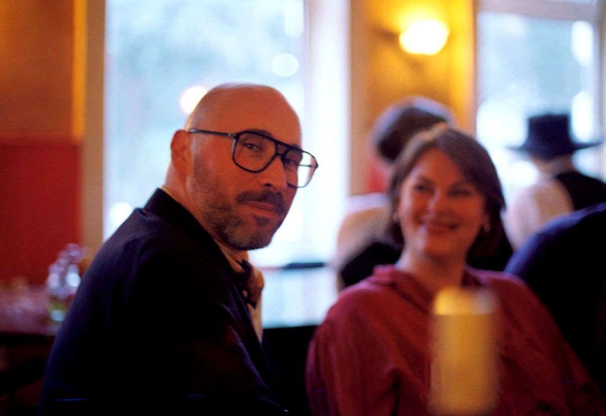 Teilnehmende eines Kommunikationsseminars hören zu