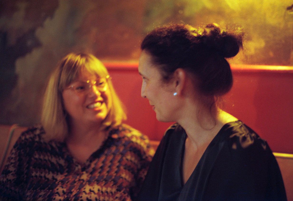 Teilnehmende eines Kommunikationstrainings arbeiten zusammen