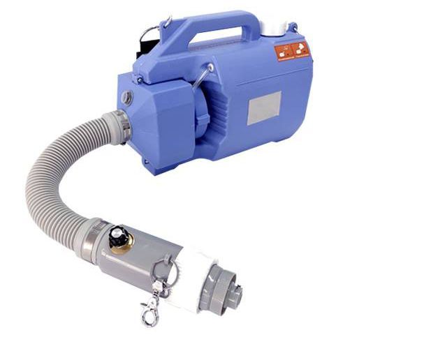 Una macchina blu con un tubo attaccato