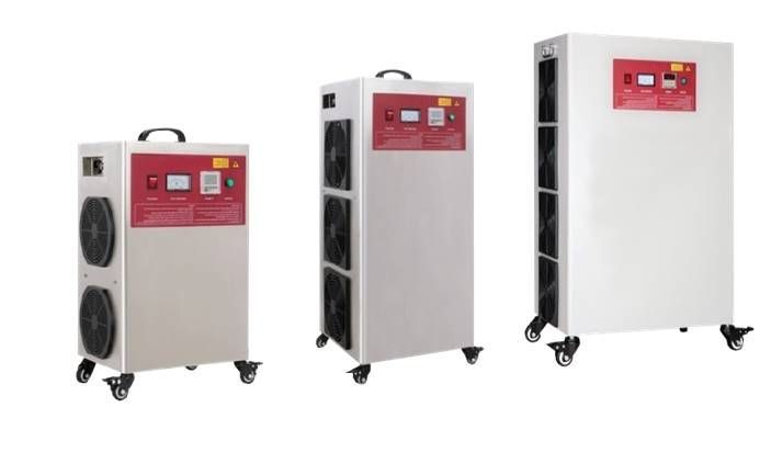 Tre diverse dimensioni di generatori di ozono su ruote su uno sfondo bianco