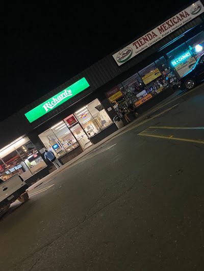 A store front with a green sign that says tienda mexicana on it.