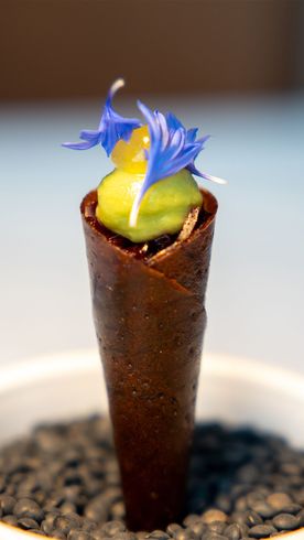 Eine Schokoladentüte mit einer Blume darauf.