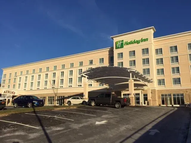 A large building with the word holiday inn on it
