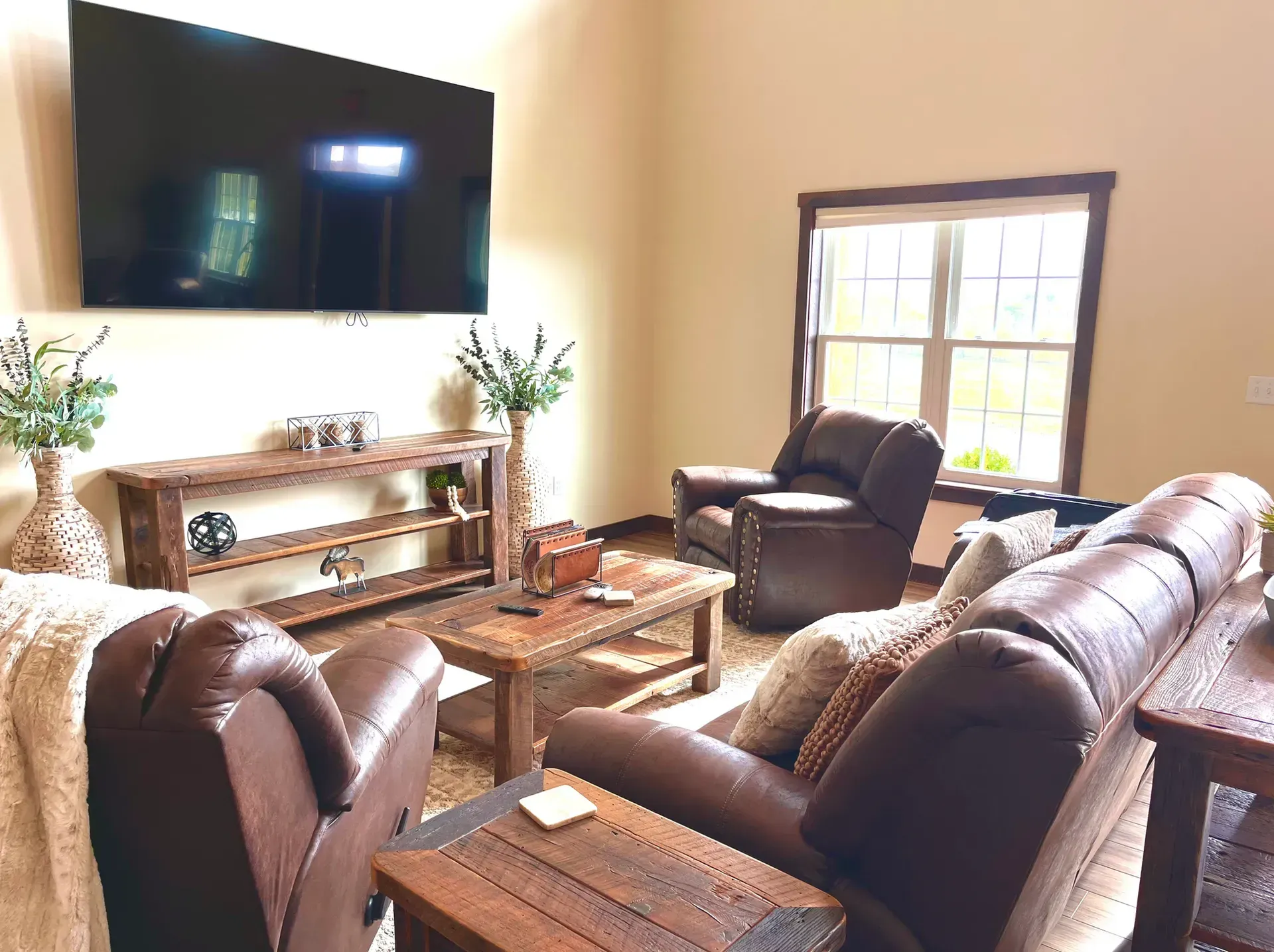 A living room filled with furniture and a flat screen tv.