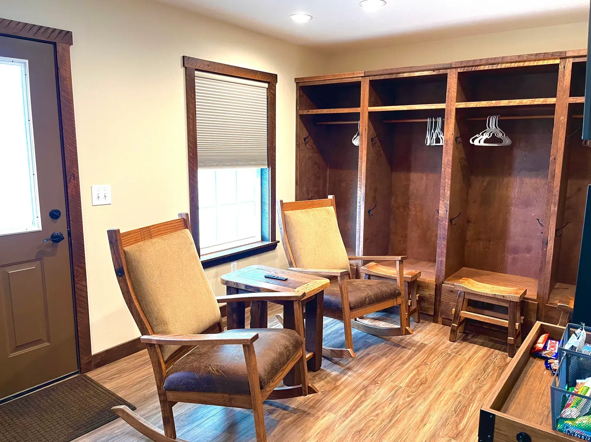 A living room with two rocking chairs and a table.