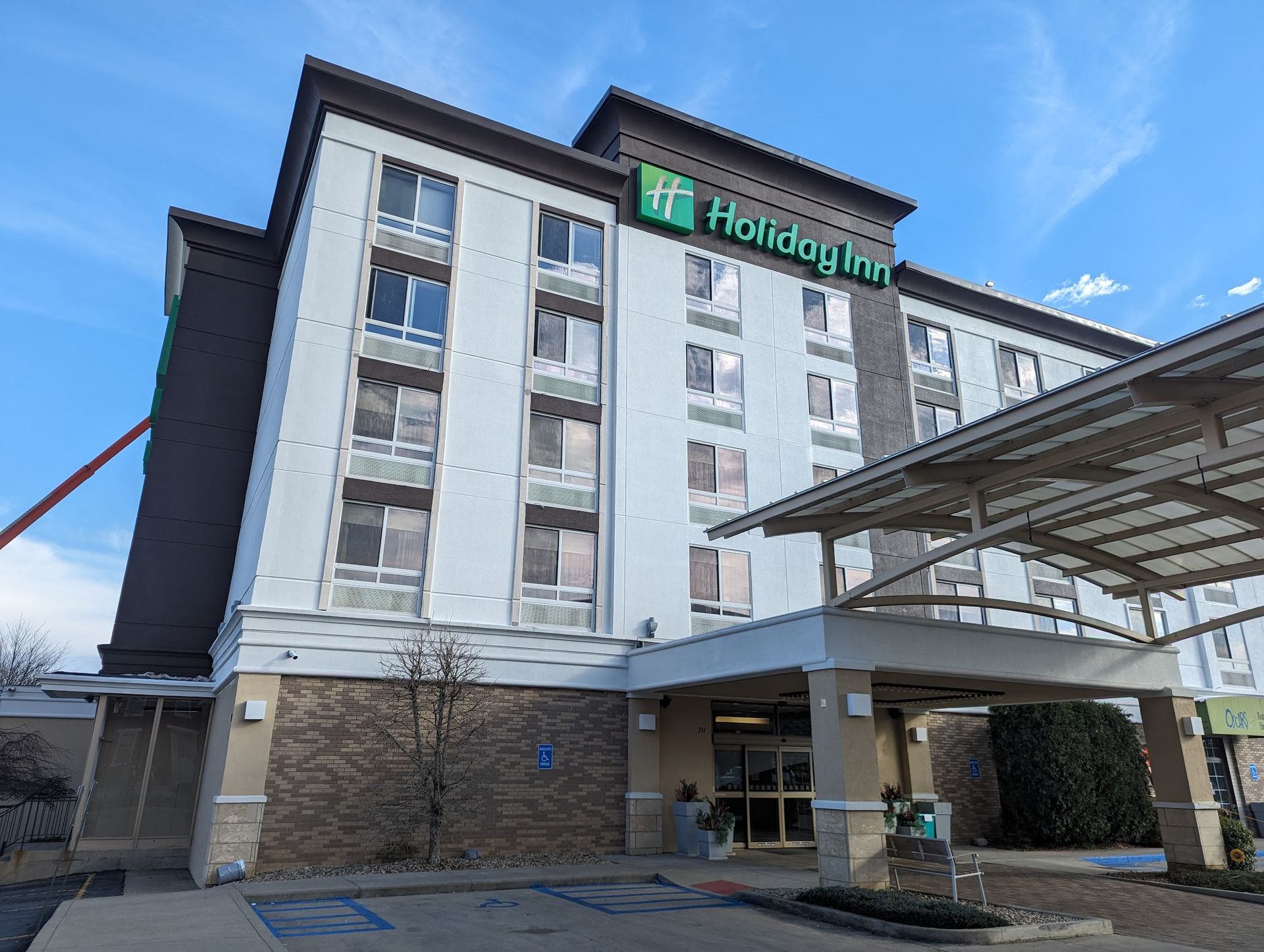 A large holiday inn hotel with a lot of windows