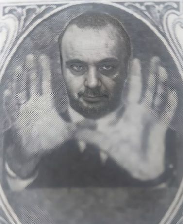una foto in bianco e nero di un uomo con le mani in aria - Mago Zenith
