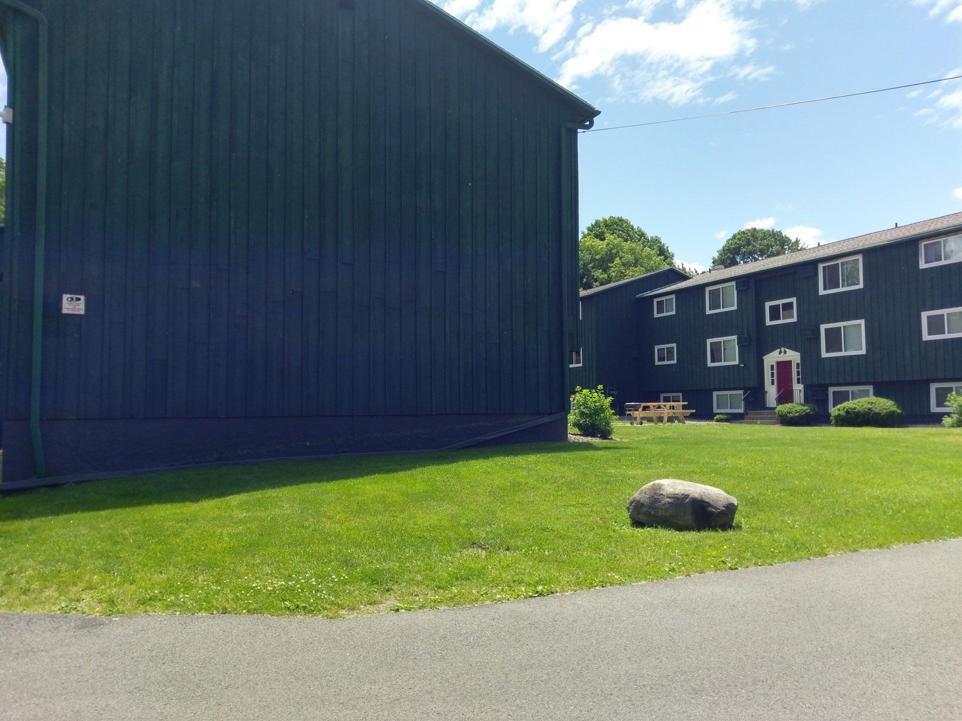 Valentine Gardens side view with lawn